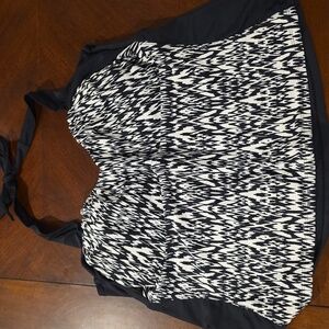 (J29) Catalina Woman Sz 2x Black and White Swim Top